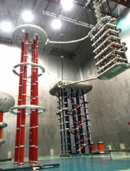 High voltage capacitor and complete testing device